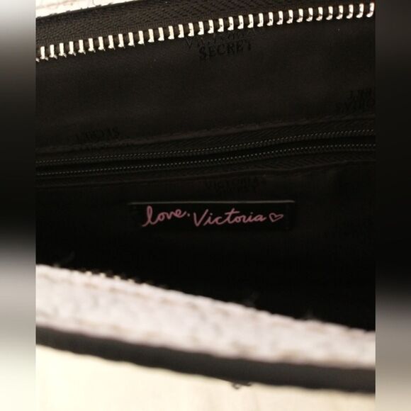 Victoria's Secret Silver and White Faux Leather Clutch Makeup Tote Tassel Zipper - Picture 5 of 12